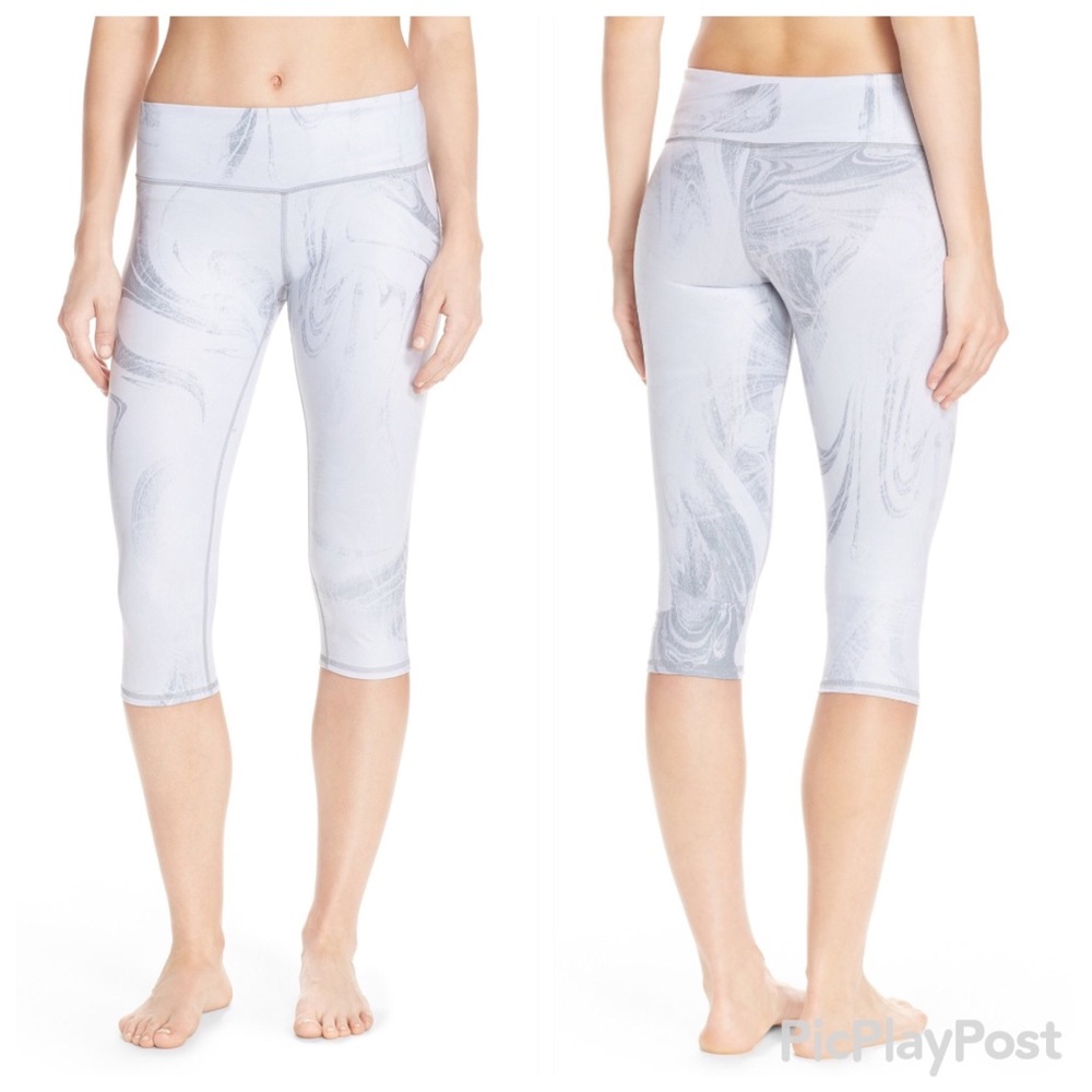 Alo Yoga Airbrushed Capris in White Marble Glossy